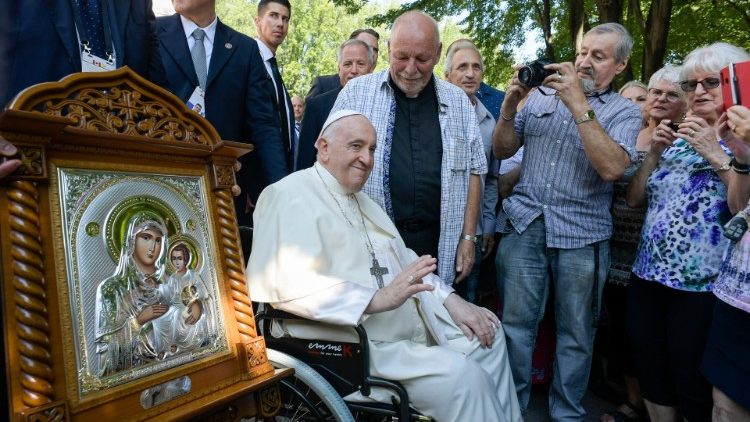 El icono de Nuestra Señora de Jerusalén fue el regalo del Papa Francisco a los presentes. (Vatican Media)