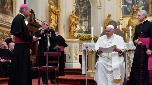 Pope invites Canadian clergy to confront challenges of secularized world