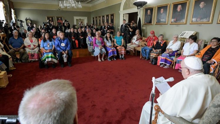 El Papa y una Delegación de indígenas de Canadá, en el arzobispado de Quebec.