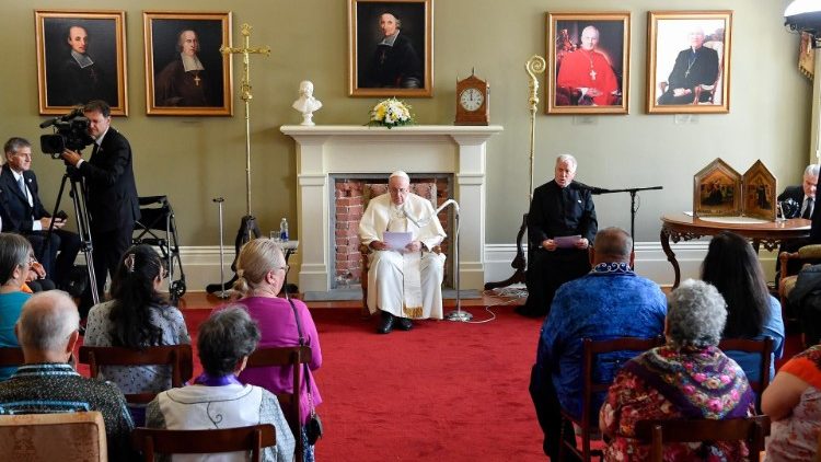 Papin susret s kanadskim autohtonim narodima u Nadbiskupskoj rezidenciji u Québecu