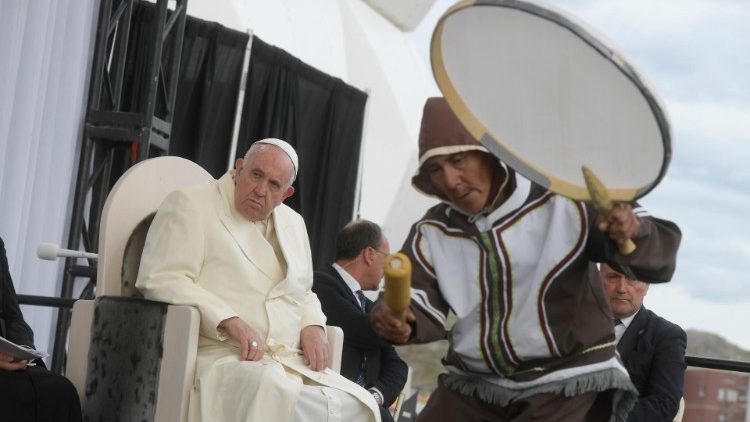 La danza del tamburo eseguita per accogliere il Papa 