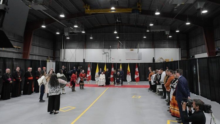 La cerimonia di congedo nell'aeroporto di Iqaluit