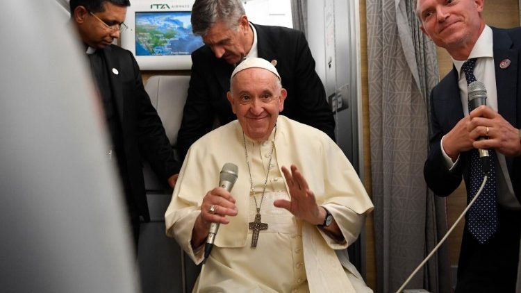 Papa Francisc, în dialog cu jurnaliștii în avion după călătoria apostolică în Canada.