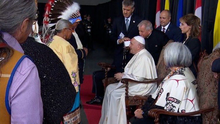 L'accoglienza del Papa all'arrivo a Edmonton 
