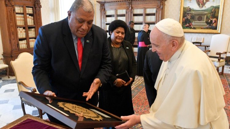 Le président fidjien remet un cadeau au Pape François