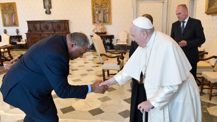 Папа Франциск и президент Республики Фиджи г-на Рату Вильям Катонивере на встрече в Ватикане (1 августа 2022 г.)
