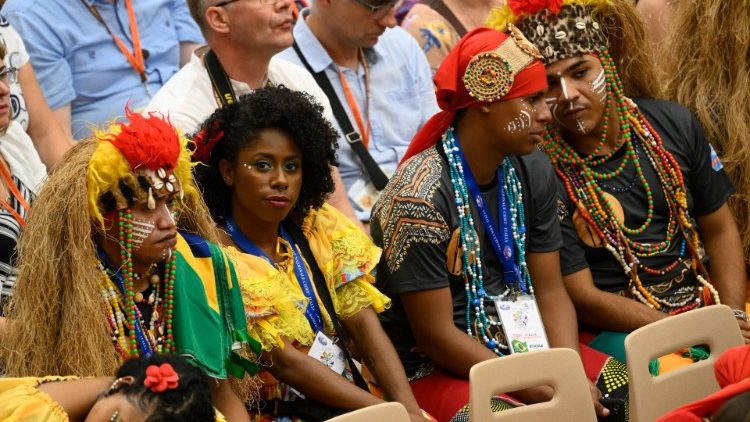 Representantes de comunidades indígenas de Brasil presentes en la Audiencia general del Papa