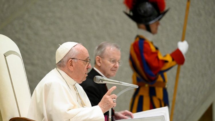Il Papa durante la catechesi dell'udienza generale, dedicata al viaggio in Canada