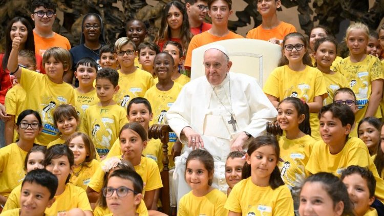 Papa com as crianças e adolescentes da Colônia de Férias de Verão no Vaticano, Audiência de 3 de agosto de 2022