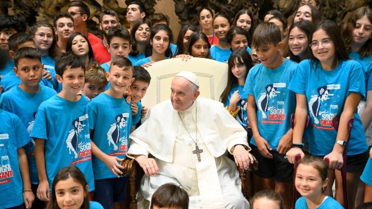 Папа Франциск и дети из летнего ватиканского лагеря (3 августа 2022 г.)