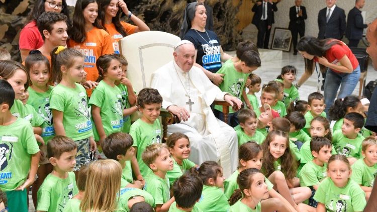 Papa Francesco e alcuni bambini al termine della catechesi (3-08-2022)