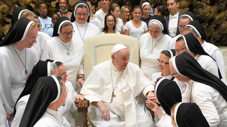 Papa Francisco com religiosas na Audiência Geral de 2022.08.03