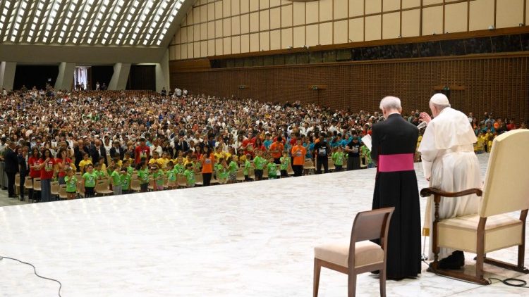 Ferenc pápa köszönti a kihallgatás résztvevőit  