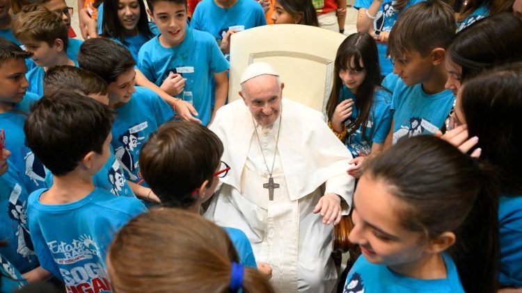 Die Begrüßung der Kinder im Sommerzentrum des Vatikans durch den Papst
