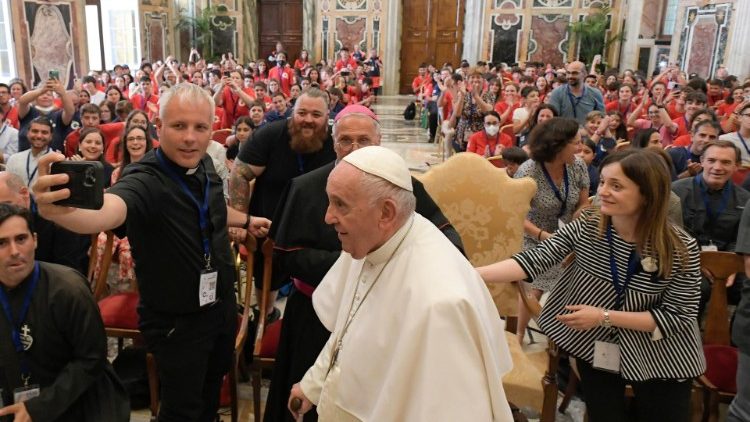 Папата сред участниците в "Лагера Алфа"