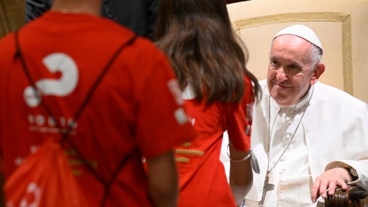 البابا فرنسيس يستقبل المشاركين في " Alpha Camp": ليكن يسوع صديقكم الكبير ورفيق دربكم