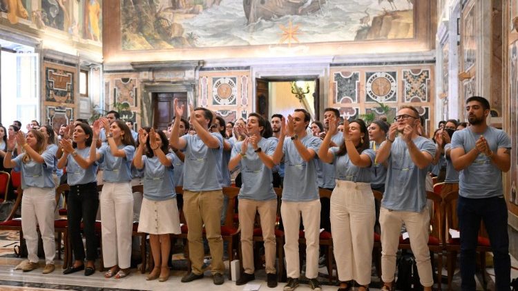 Más de 250 jóvenes, parejas y familias reciben al Papa con entusiasmo en la Sala Clementina