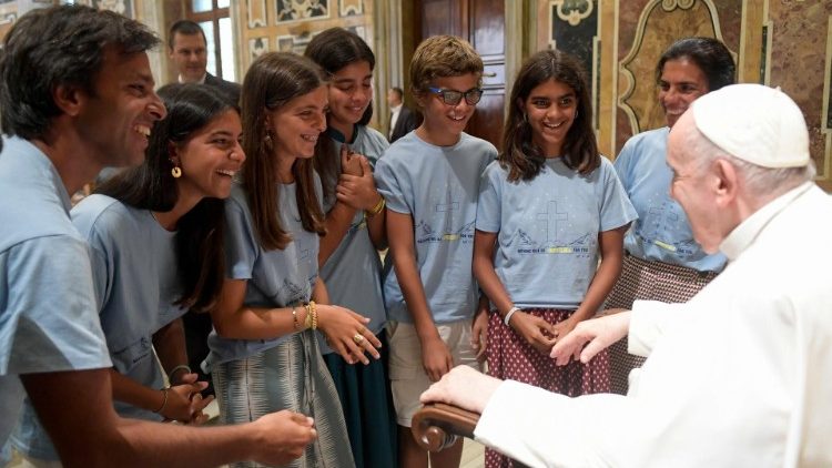 Papa s mladima iz skupina Naše Gospe