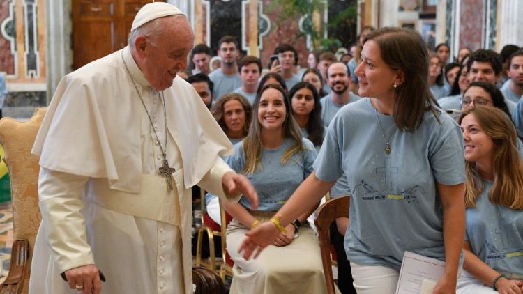 Der Papst und Mitglieder der katholischen portugiesischen Jugendaktion „Equipas de Jovens de Nossa Senhora“