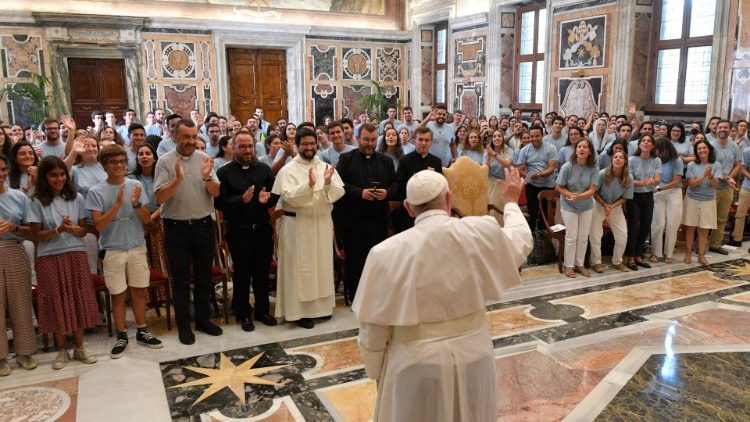 „Dievo Motinos komandos jaunimo“ tarptautinio susitikimo dalyviai popiežiaus audiencijoje
