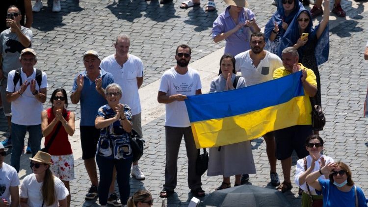 Verniki z ukrajinsko zastavo na Trgu sv. Petra spremljajo opoldansko molitev in papežev poziv..