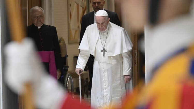 Il Papa fa il suo ingresso nell'Aula Paolo VI