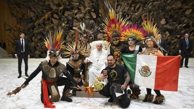 Fedeli messicani posano con il Papa
