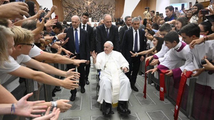 Il Papa saluta i fedeli
