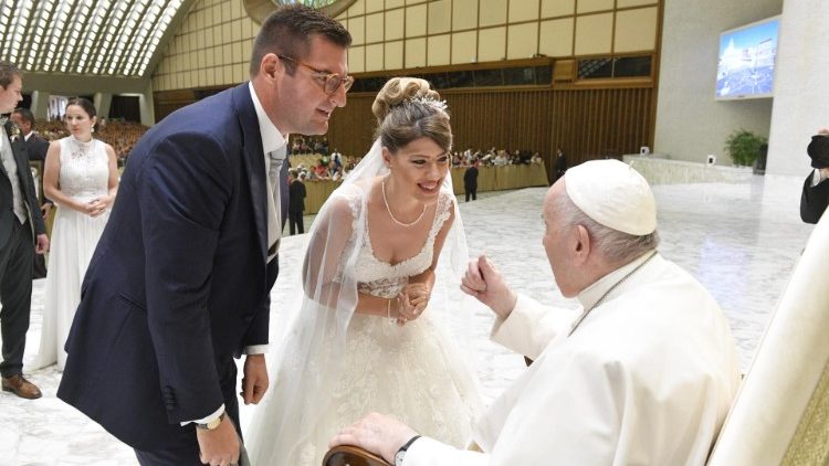 Il Papa con una coppia di sposi