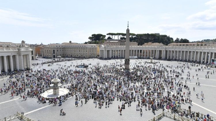 Piazza San Pietro con i 10mila fedeli presenti all'Angelus