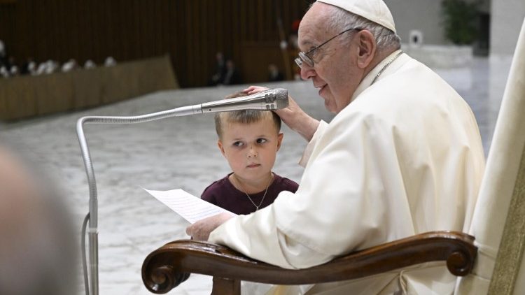 Ferenc pápa köszönti a híveket az általános kihallgatáson a VI. Pál teremben