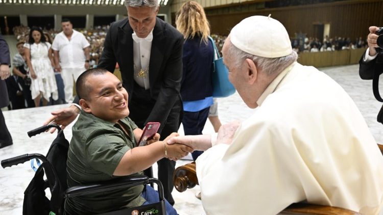 Papež pozdravlja vernike