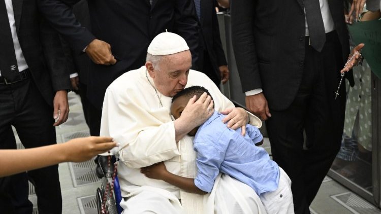 Un' altro bambino abbraccia Papa Francesco al termine dell'udienza generale