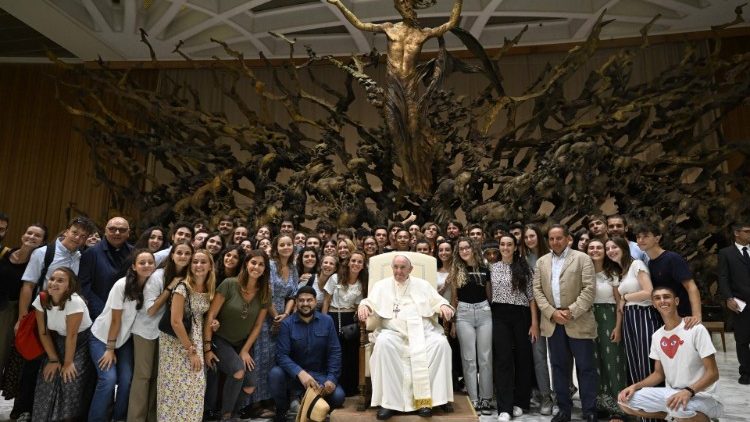 Papež po avdienci pozdravi različne skupine