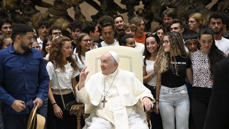 Papa Francesco attorniato dai un gruppo di giovani presenti all'udienza generale