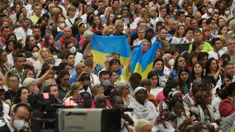 Bandiere dell'Ucraina in Aula Paolo VI