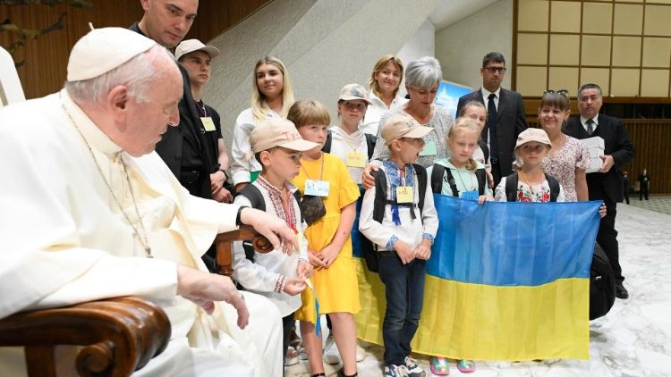 Украинские дети на общей аудиенции в Зале Павла VI (Ватикан, 24 августа 2022 г.)