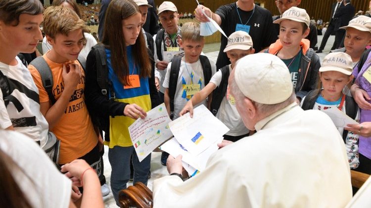 Papa Francesco attorniato da un gruppo di bambini ucraini