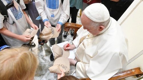 Papst regt Dialog über Ämter und Laiendienste an