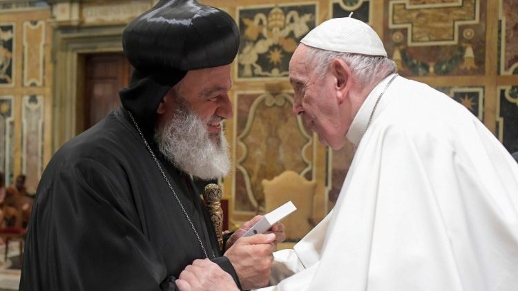 Francesco saluta Ignatius Aphrem II, patriarca della Chiesa Siro-ortodossa