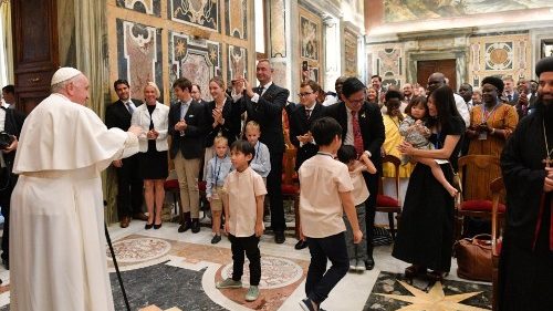 Il Papa: attenzione alla diffusione di falsità e odio attraverso i social network