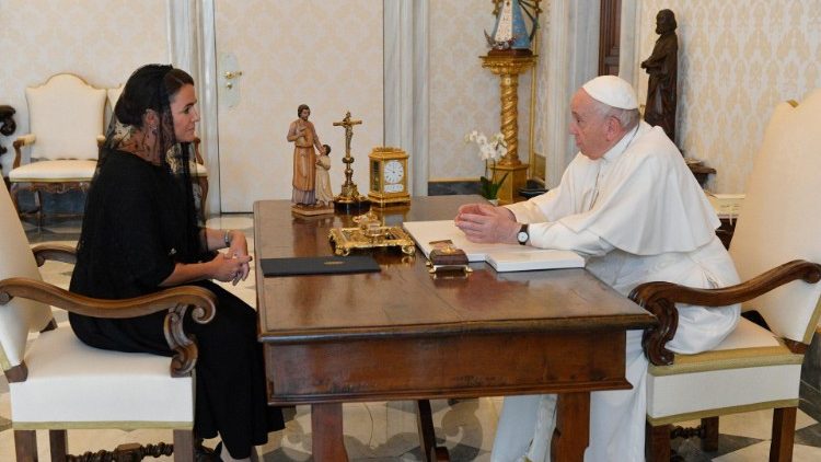 O Papa Francisco com a presidente da Hungria, Katalin Éva Novák