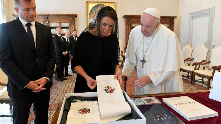 El intercambio de dones entre el Papa Francisco y la presidenta de Hungría