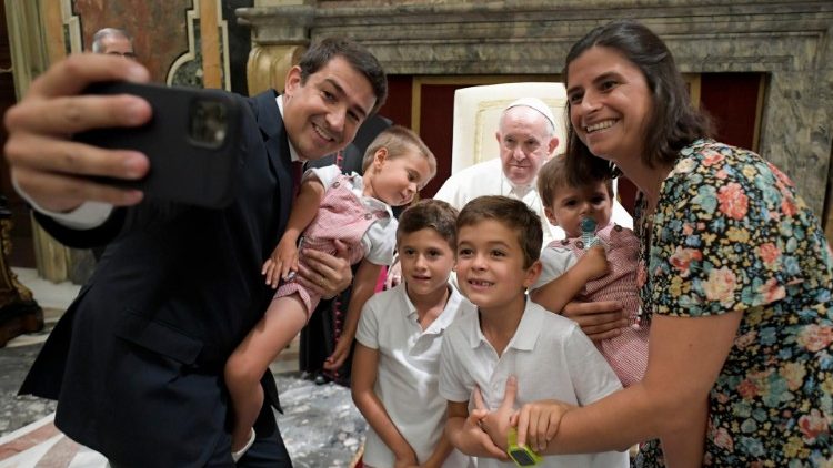 Il Papa insieme ad una famiglia