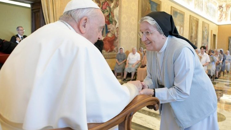 Francisco saluda a la nueva Superiora General, la hermana Sandra Maggiolo