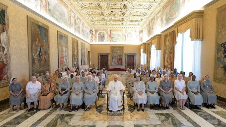 Audiencia con el Papa y las hermanas canossianas en la Sala del Consistorio del Palacio Apostólico