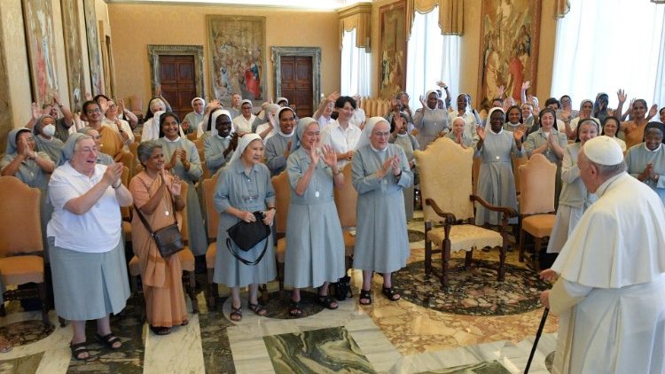 El Papa junto a las participantes en el Capítulo General de las Hijas de la Caridad Cannossianas 