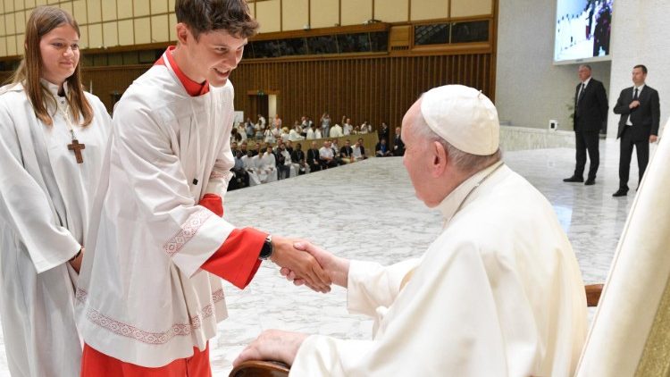  Más de 2 mil monaguillos y monaguillas franceses se encontraron con el Papa en el Aula Pablo VI del Vaticano