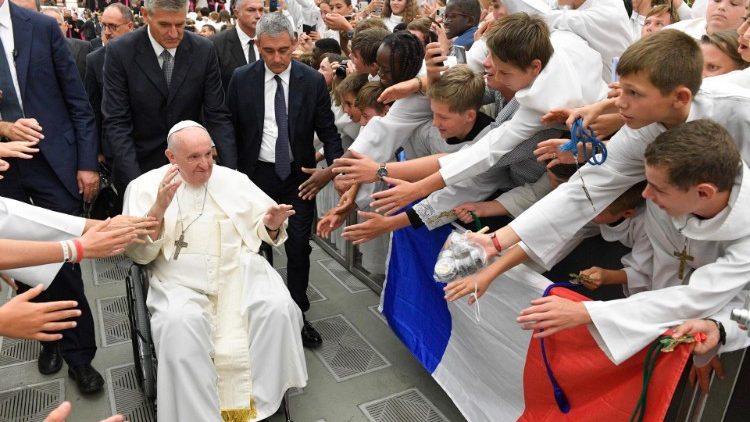 O Papa entre os coroinhas franceses em peregrinação a Roma