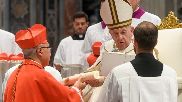 Entrega de los símbolos del cardenalato. (Vatican Media)